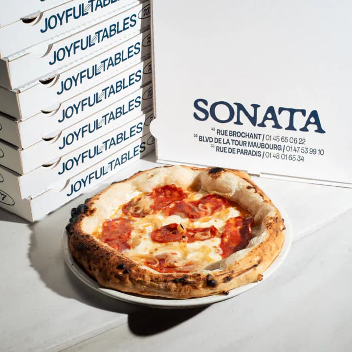 Pizza devant les boîtes Sonata