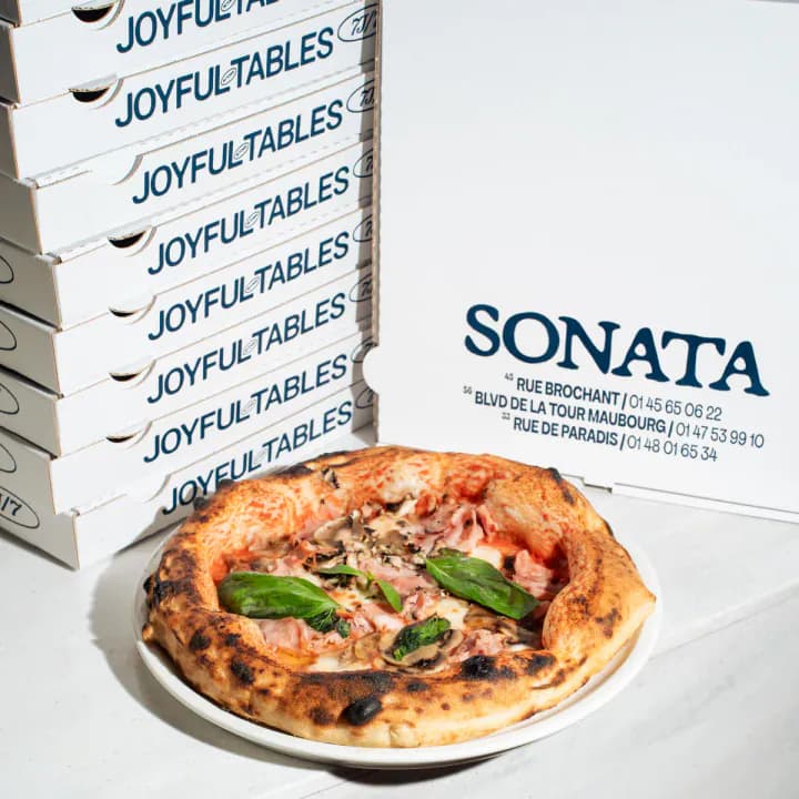 Pizza fraîche et boîtes Joyful Tables