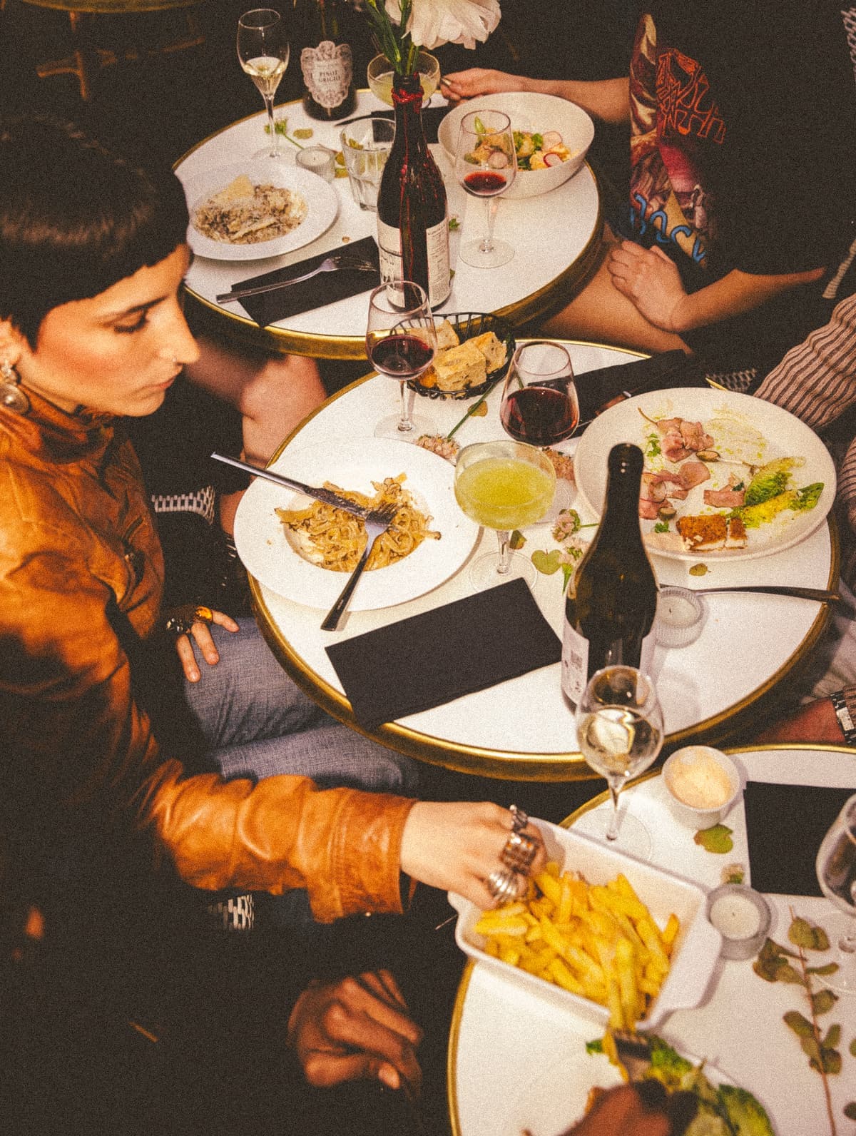 Table vue du dessus, femme stylée