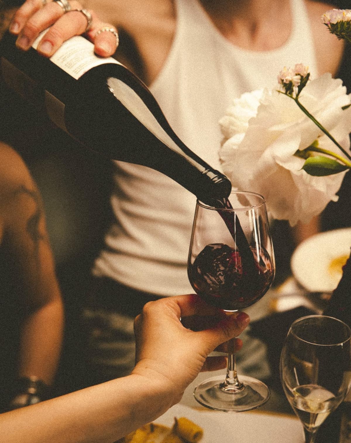 Vin rouge versé